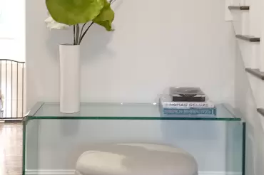 Simplicity and sophistication characterize this elegant entrance foyer. Our Bespoke ottoman, the perfect gem for it!