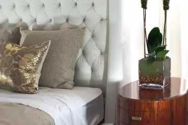 Nothing is more soothing than finding total relaxation in our Oliver bed. A refined and sculptural classic